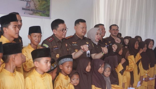 
 Kajati Kepri Door To Door Berikan Penyuluhan Hukum dan Memberikan Paket Sembako