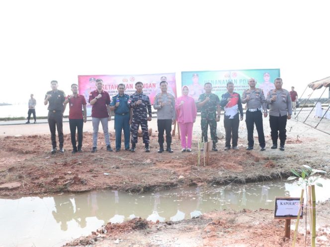 
 Polres Karimun Melaksanakan Penanaman 1150 Pohon, Penyerahan 2000 Bibit Ikan Dan Memberikan Beasiswa Dalam Rangka Hari Bhayangkara Ke-78