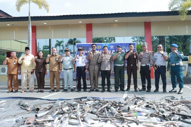
 Tindak tegas, Satlantas Polres Karimun Musnahkan 221 Knalpot Brong Dan 31 TNKB