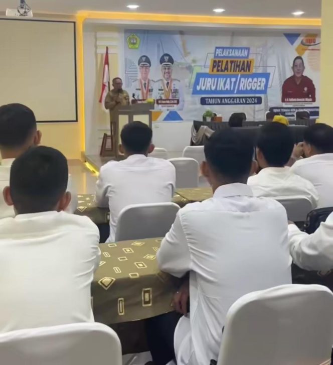 
 Sekda Karimun Memberikan Pengarahan Kepada Para Peserta Pelatihan Rigger Saat Membuka Acara secara Resmi di Hotel Alisan