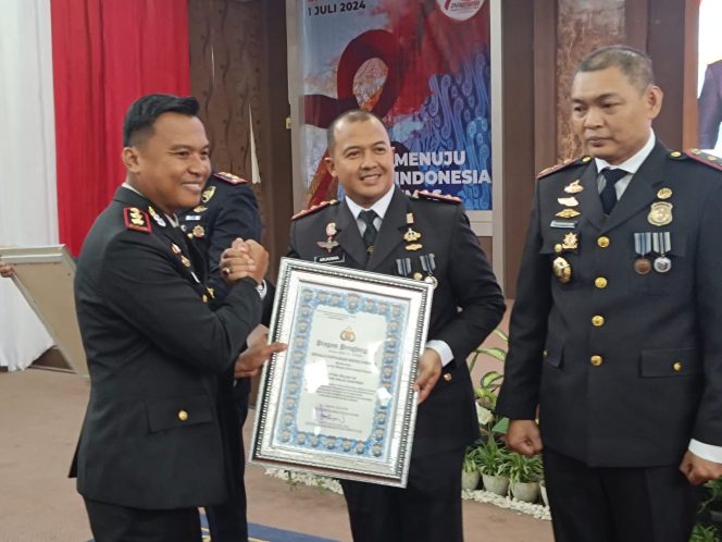 
 Kapolres Karimun saat memberikan penghargaan kepada Kepala Rutan Karimun di Gedung Nilam Sari Perkantoran Bupati Karimun saat HUT Bhayangkara ke-78