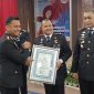 Kapolres Karimun saat memberikan penghargaan kepada Kepala Rutan Karimun di Gedung Nilam Sari Perkantoran Bupati Karimun saat HUT Bhayangkara ke-78