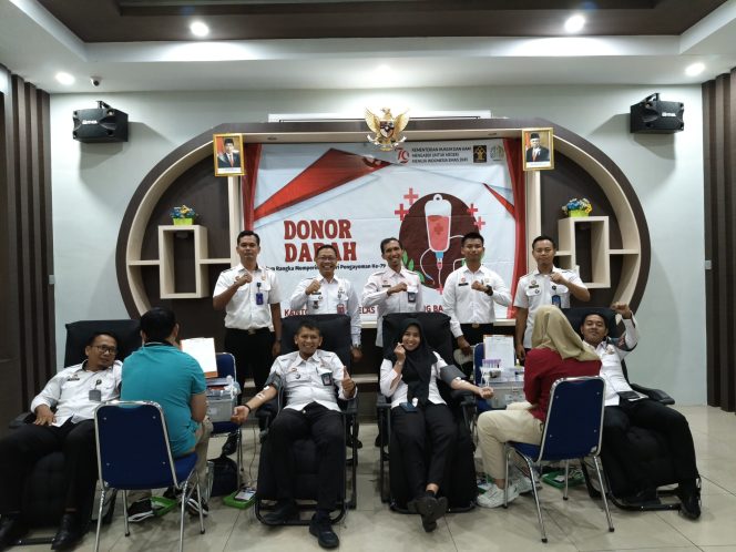 
 KPR Rutan Karimun, Surya Kusuma ikut melakukan donor darah (Foto: pinggir sebelah kanan) 