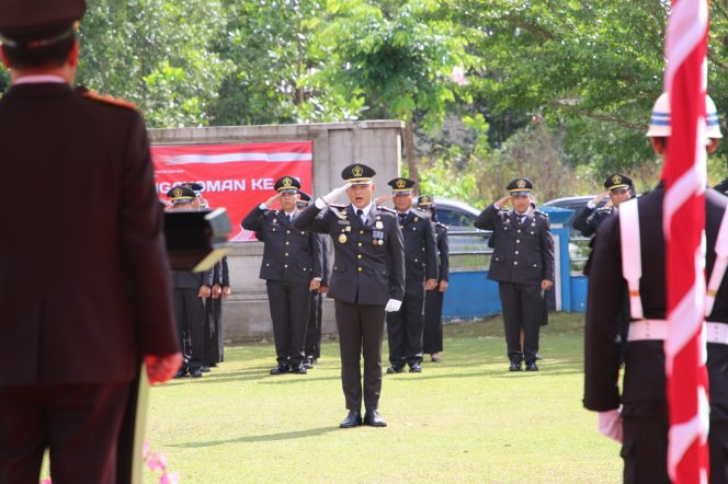 
 Kepala Imigrasi Kelas II TPI Tanjung Balai Karimun, Zulmanur Arif jadi komandan upacara peringatan hari Pengayoman 