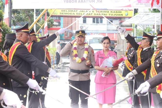 
 Tradisi Welcome And Farewell Parade Pisah Sambut Kapolres Karimun Di Warnai Kesedihan 