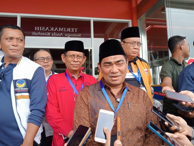 
 Calon Bupati Karimun nomor urut 3 Bakti Lubis saat diwawancarai wartawan