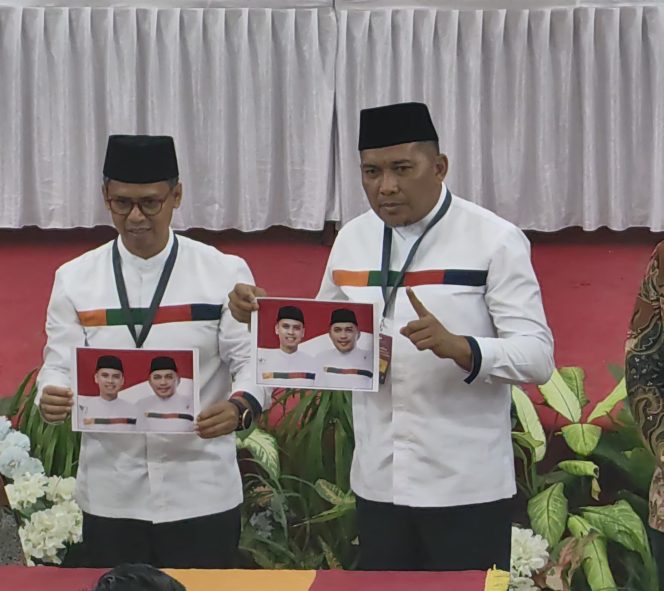 
 Pasangan ISROCK saat menghadiri pencabutan nomor urut di Gedung Nasional dan mendapat nomor urut 01. 
