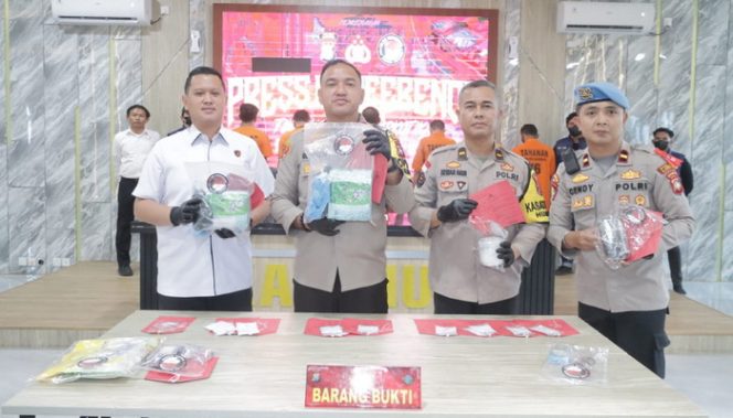
 Pegawai Dinas Pendidikan Kabupaten Karimun Ditangkap Simpan 2 Kg Sabu Asal Malaysia
