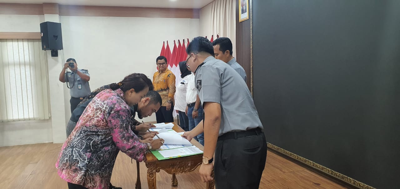 Direktur LBH SADO Karimun, Linda Theresia SH, MH menandatangani adendum (perubahan) perjanjian pelaksanaan bantuan hukum tahun 2024 di Tanjung Pinang, Senin (14/10/2024)