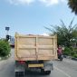 Truck pengangkut galian c (tanah urug) terlihat tak menggunakan penutup saat membawa muatan tanah melintas di jalan raya