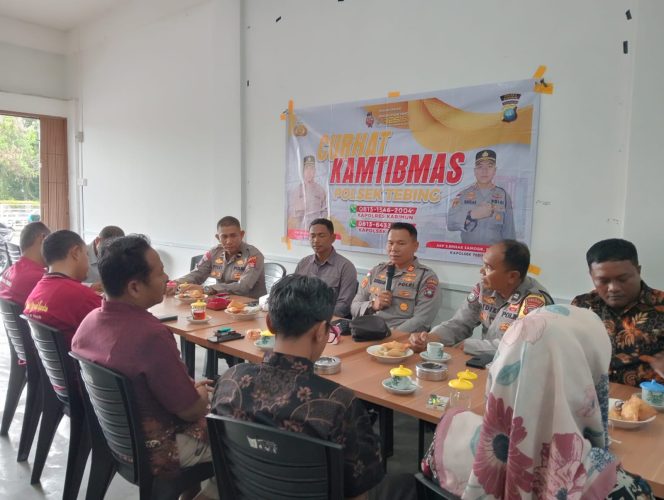 
 Kapolsek Tebing, AKB S. Binsar Samosir saat menyampaikan himbauan Kamtibmas bersama warga dan jajaran Lurah Harjosari