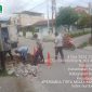 Petugas PDAM Tirta Mulia Karimun saat melakukan perbaikan saluran pipa yang tersumbat di depan Taruko Pelipit