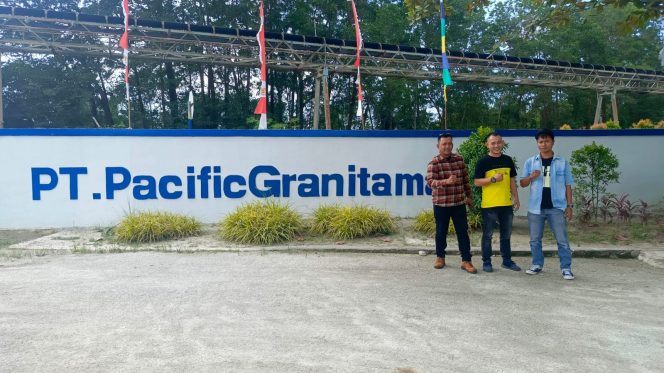 
 Dian Bangun Sari, salah seorang masyarakat Desa Pangke yang juga 
merupakan Direktur dari PT Poetri Intan Mandiri (PIM). (Kemeja kotak-kotak)