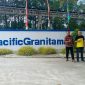 Dian Bangun Sari, salah seorang masyarakat Desa Pangke yang juga merupakan Direktur dari PT Poetri Intan Mandiri (PIM). (Kemeja kotak-kotak)