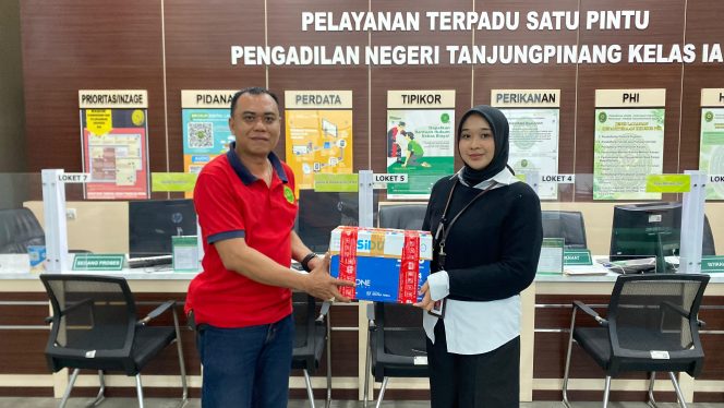 
 Kejaksaan Karimun Serahkan Tahanan dan Berkas Kasus Korupsi Desa ke Pengadilan Tanjung Pinang