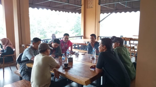 
 Foto di ambil sa'at kuasa hukum mengadakan pertemuan dengan warga Sugi di Batam