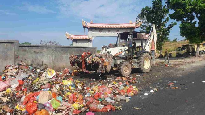 
 Kolaborasi DLH dan PUPR Karimun Gunakan Alat Berat untuk Bersihkan Tumpukan Sampah di TPS