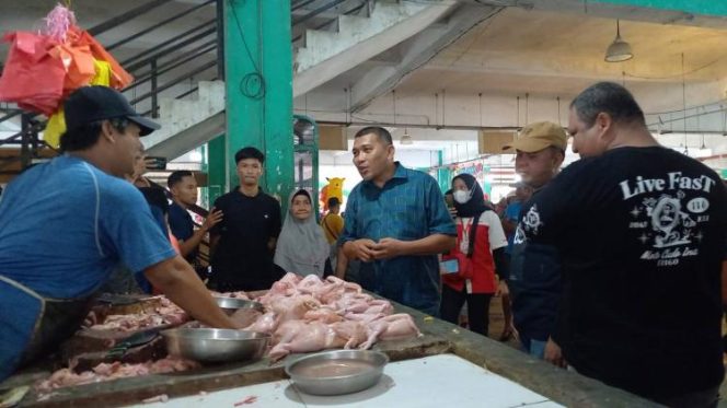 
 Wakil Bupati Rocky Sidak Pasar Karimun, Pastikan Stok dan Harga Bahan Pokok Jelang Ramadan 2025