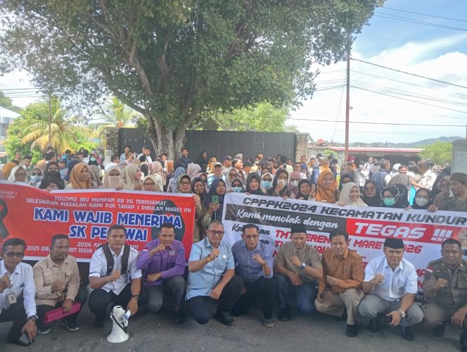 
 Ratusan Honorer Gelar Demo Aksi Damai di DPRD Karimun, Sampaikan Tiga Tuntutan!