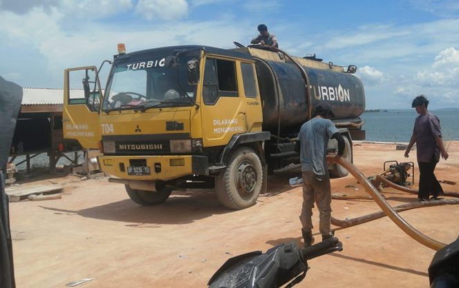 
 Salah satu truk Tanki penampung BBM diduga ilegal di Parit Rampak