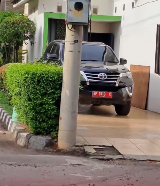 
 Mobil Dinas Plat Merah Pemkab Karimun Diduga Ikut Dibawa Mudik ke Bekasi