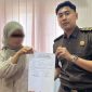 Kejaksaan Negeri Karimun menerima pembayaran denda sebesar Rp50.000.000 (lima puluh juta rupiah) dari terpidana Rosita Binti Sinuk terkait kasus Tindak Pidana Korupsi pada Pengelolaan Dana Hibah Komite Olahraga Nasional Indonesia (KONI) Kabupaten Karimun Tahun 2022. Pembayaran ini dilakukan pada tanggal 14 April 2025, sesuai dengan putusan Mahkamah Agung Republik Indonesia Nomor: 8308 K/Pid.Sus/2024 yang dijatuhkan pada 6 Januari 2025. Dalam putusan tersebut, Rosita diwajibkan membayar denda sebesar Rp50.000.000, dan apabila tidak dibayar, akan diganti dengan pidana kurungan selama satu bulan. Menurut Kasi Pidsus Kejari Karimun, Priandi Firdaus, "Rosita telah memenuhi kewajibannya dengan membayar denda sesuai ketentuan dalam putusan Mahkamah Agung, sehingga ia tidak perlu menjalani pidana pengganti. Uang denda tersebut sudah disetorkan ke kas negara." Priandi juga menjelaskan bahwa, berbeda dengan Rosita, terpidana lainnya dalam kasus yang sama, yaitu Meli, tidak membayar denda yang ditentukan. Akibatnya, Kejaksaan Negeri Karimun telah mengeksekusi pidana pengganti berupa kurungan selama satu bulan terhadap Meli. Meli kini sudah dipindahkan ke Lembaga Pemasyarakatan (Lapas) untuk menjalani masa hukuman. "Untuk terpidana Meli, karena tidak dapat mengembalikan uang denda, ia telah bersedia menjalani proses tahanan sebagai pengganti denda yang tidak dibayar," tambah Priandi. Priandi juga menegaskan bahwa eksekusi ini merupakan bagian dari komitmen Kejaksaan Negeri Karimun dalam menegakkan hukum secara adil dan transparan, serta memastikan setiap putusan pengadilan dijalankan sesuai dengan peraturan yang berlaku