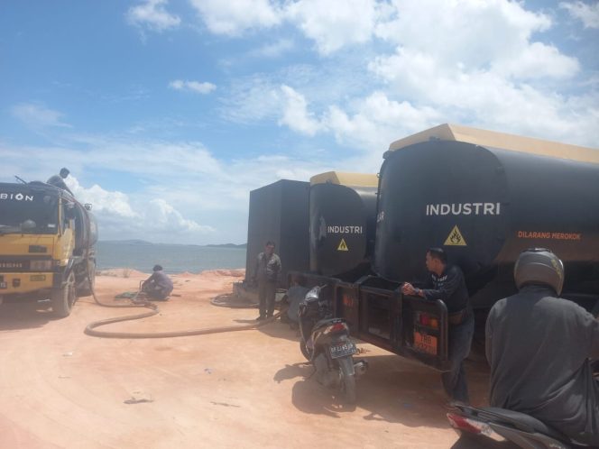 
 Diduga Ilegal, Kejaksaan Karimun Diminta Usut Penimbunan Minyak di Parit Rampak