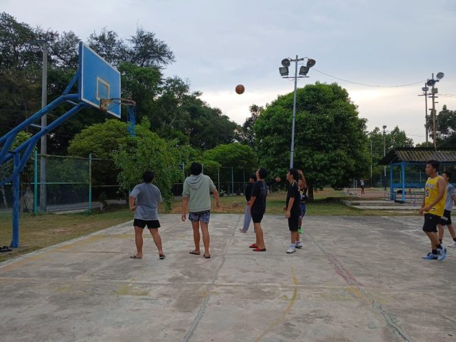 
 Puluhan Remaja Antusias Berlatih Basket di Lapangan PT Timah