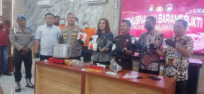 
 Karimun Darurat Narkoba: 2 Kg Sabu Dimusnahkan di Hadapan Para Tersangka