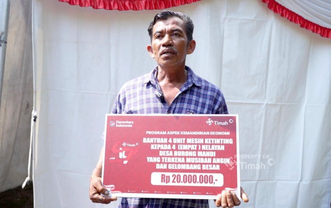
 Nelayan Burung Mandi Korban Selamat dari Badai Dapat Bantuan PT Timah di HUT ke-49