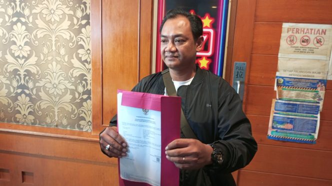 
 Perwakilan pemilik Hotel Satria, Raja Etha Angga Prayoga