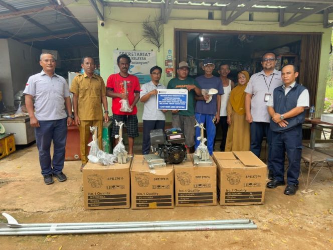 
 Alami Musibah Kecelakaan Laut, Empat Nelayan di Belitung Timur Terima Bantuan Mesin Ketinting dari PT Timah Tbk