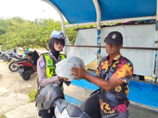 Peduli Keselamatan, Satlantas Polres Karimun Bagi-bagi Helm di Operasi Seligi 2026