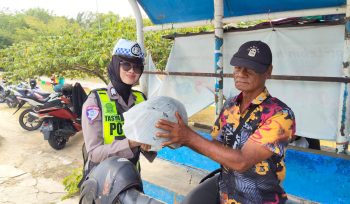 Peduli Keselamatan, Satlantas Polres Karimun Bagi-bagi Helm di Operasi Seligi 2026