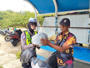 Peduli Keselamatan, Satlantas Polres Karimun Bagi-bagi Helm di Operasi Seligi 2026