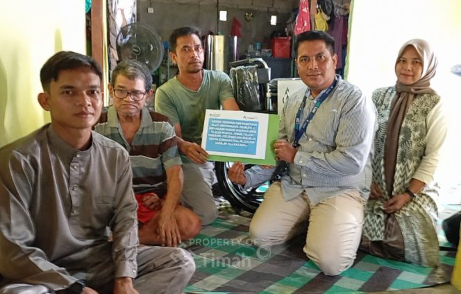 
 PT TIMAH Serahkan Bantuan Kursi Roda untuk Warga Teluk Radang, Ringankan Aktivitas Sehari-hari