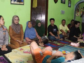 Kapolres Karimun Sambangi Keluarga Korban Kecelakaan di Tugu MTQ Coastal Area