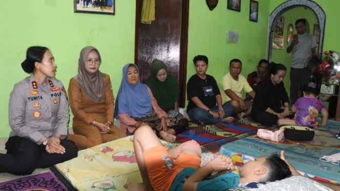 
 Kapolres Karimun Sambangi Keluarga Korban Kecelakaan di Tugu MTQ Coastal Area